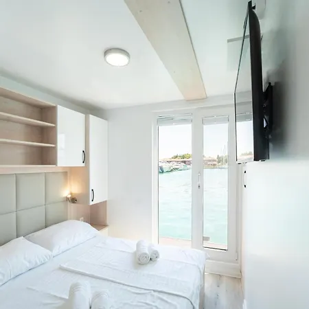 Exclusive Houseboat Directly In The Marina