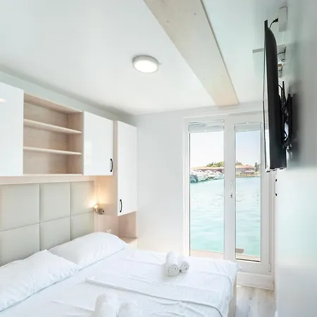 Botel Exclusive Houseboat Directly In The Marina Novigrad Istria